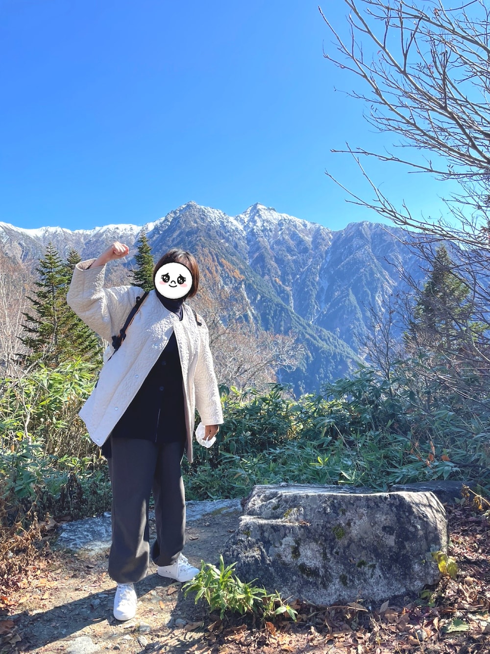 グレー系のその他パンツ、ブルー系のベスト、ブルー系のニット/セーターを着用したレディースの秋コーディネートの2枚目の写真