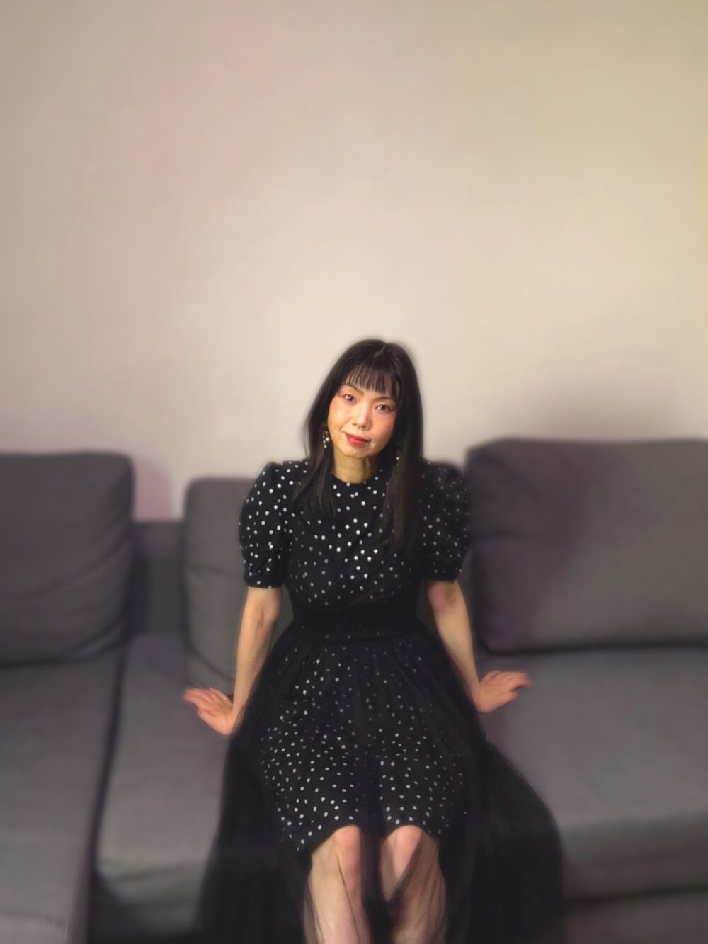 ブラック系のワンピース/ドレスを着用したレディースの春コーディネートの2枚目の写真