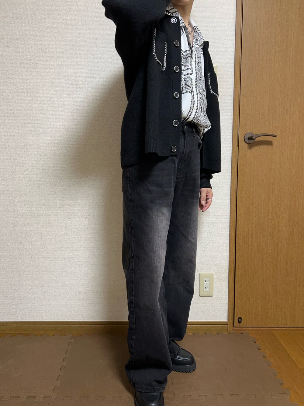 ブラック系のデニムパンツ、ブラック系のカーディガン/ボレロ、ホワイト系のシャツ/ブラウスを着用したメンズの秋コーディネートの3枚目の写真
