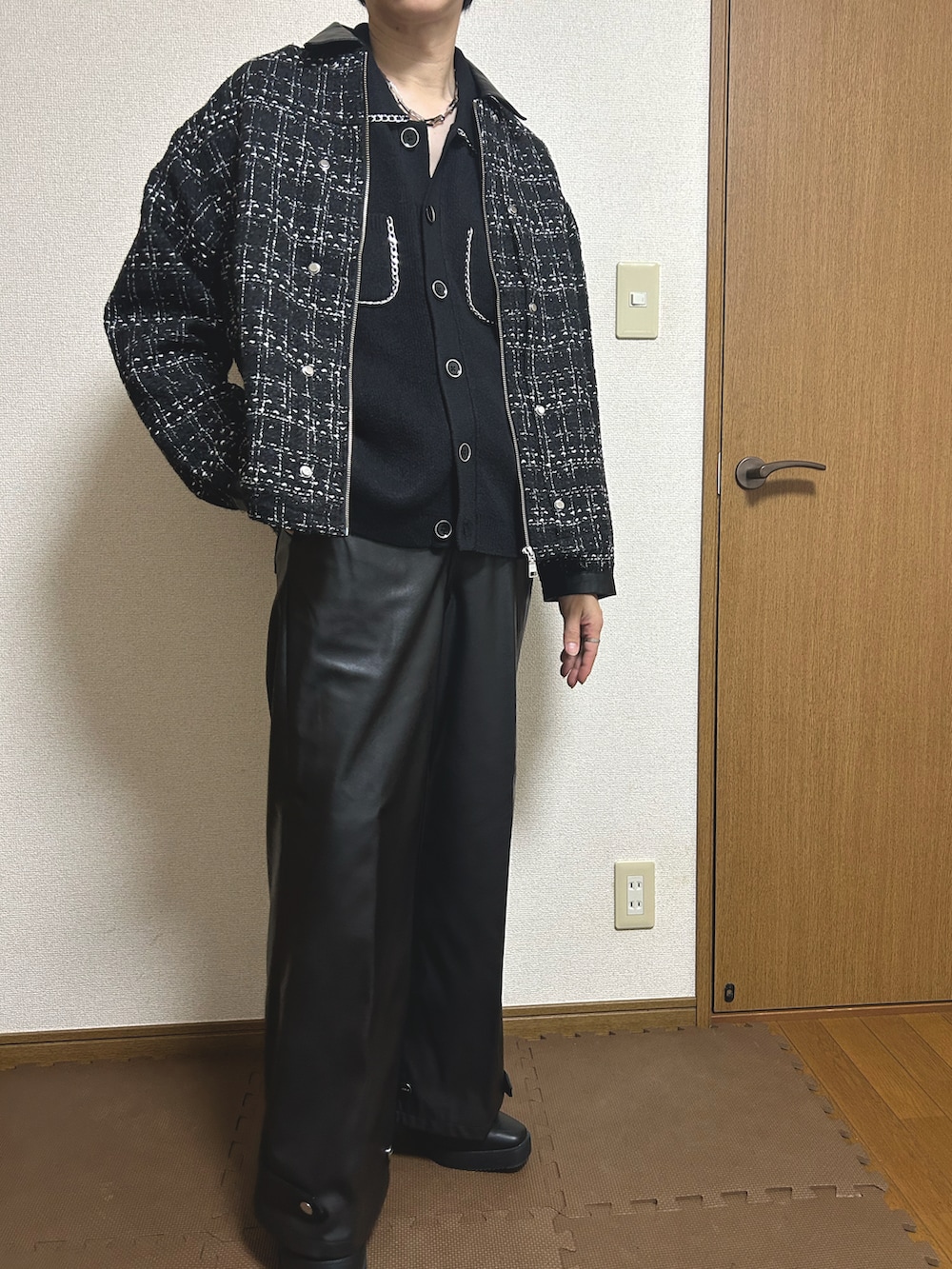 ブラック系のブルゾン、ブラック系のカーディガン/ボレロ、ブラック系のその他パンツを着用したメンズの秋コーディネートの2枚目の写真