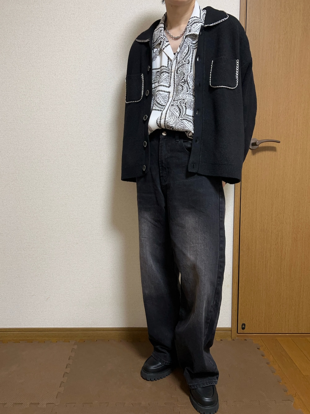ブラック系のデニムパンツ、ブラック系のカーディガン/ボレロ、ホワイト系のシャツ/ブラウスを着用したメンズの秋コーディネートの2枚目の写真