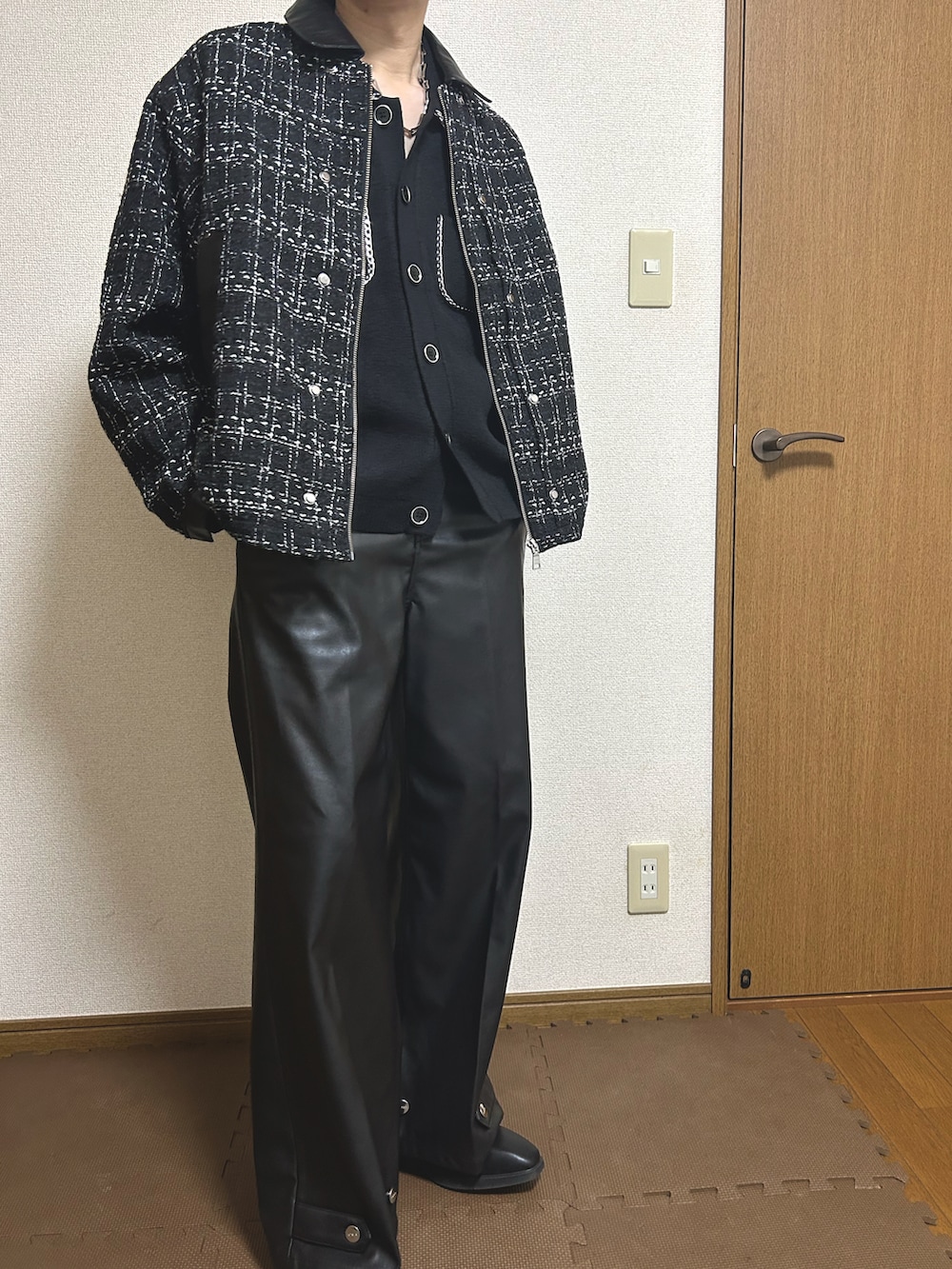 ブラック系のブルゾン、ブラック系のカーディガン/ボレロ、ブラック系のその他パンツを着用したメンズの秋コーディネートの3枚目の写真