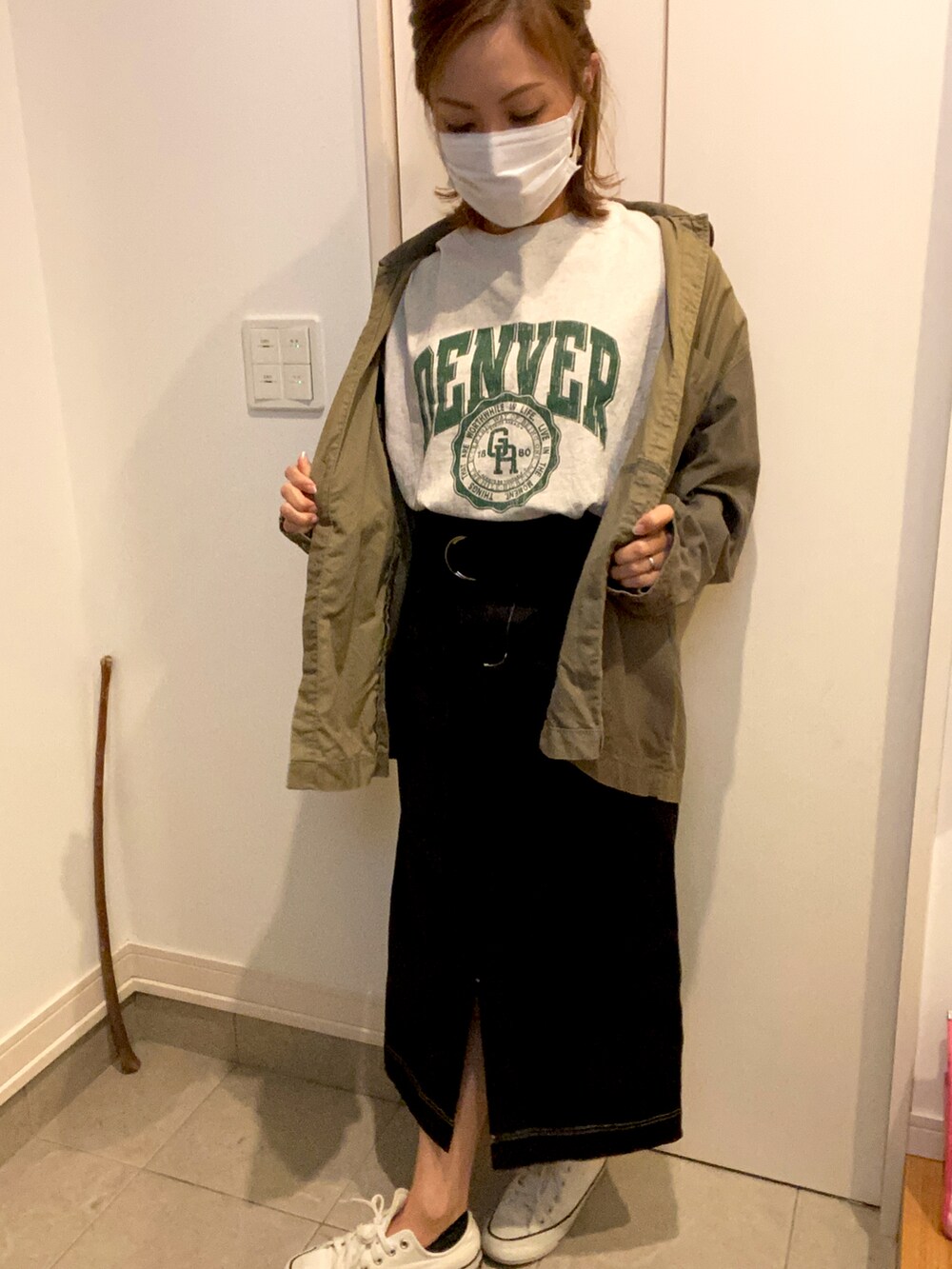 グリーン系のTシャツ/カットソー、ブラック系のスカート、グリーン系のジャケット/アウターを着用したレディースの春コーディネートの2枚目の写真