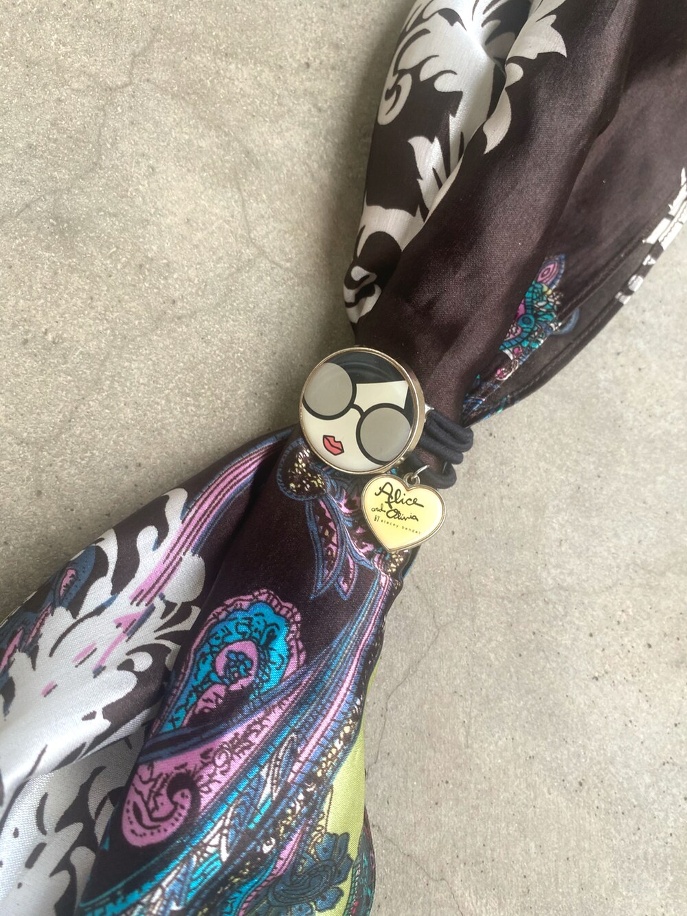 ピンク系のスニーカー、ブラック系のヘアゴムを着用したメンズの夏コーディネートの2枚目の写真