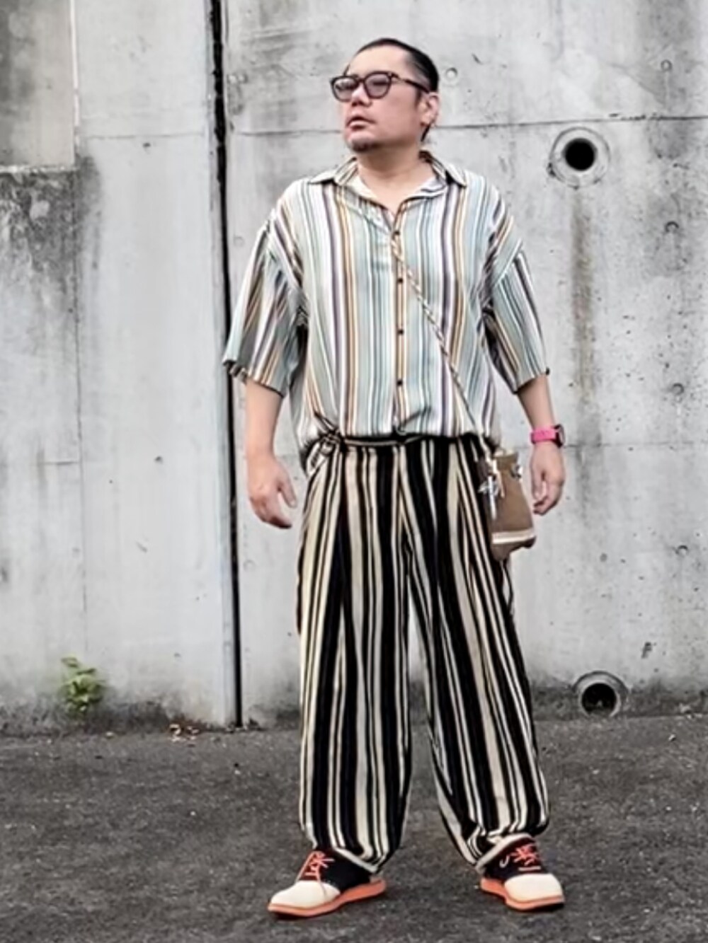 グリーン系のシャツ/ブラウス、グリーン系のパンツを着用したメンズの夏コーディネートの2枚目の写真