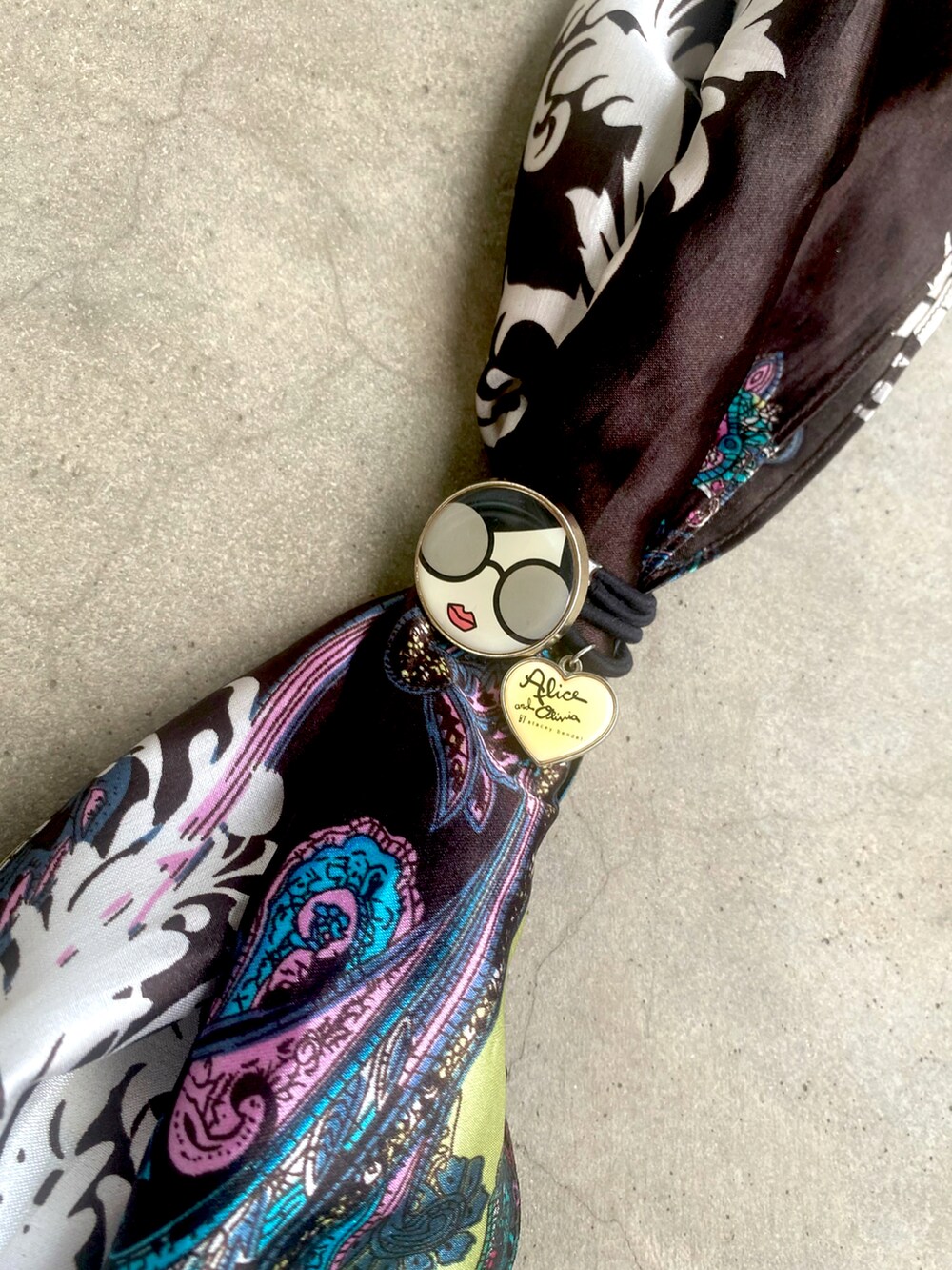 ブラック系のヘアゴム、ベージュ系のハットを着用したメンズの夏コーディネートの2枚目の写真