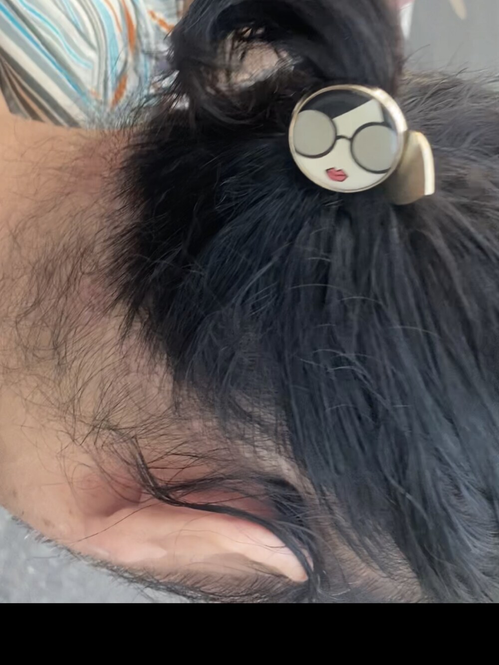 グリーン系のシャツ/ブラウス、グリーン系のパンツを着用したメンズの夏コーディネートの3枚目の写真