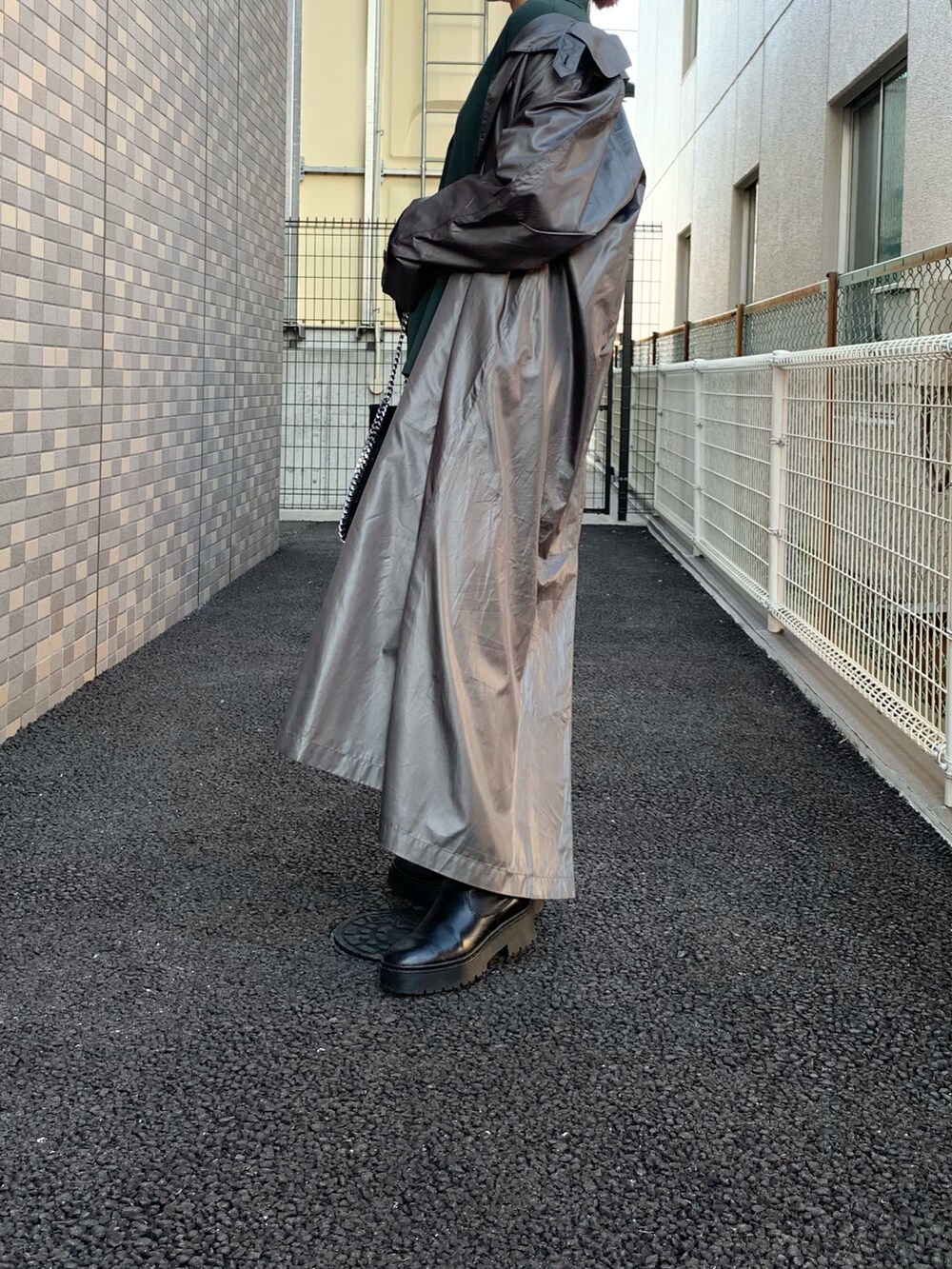 ブラック系のパンツ、グリーン系のシャツ/ブラウス、その他のTシャツ/カットソーを着用したレディースの秋コーディネートの2枚目の写真