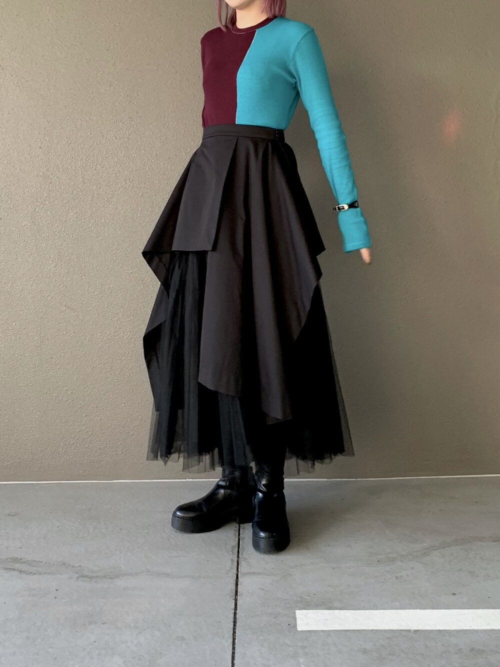 ブラック系のスカート、その他のTシャツ/カットソー、ブラック系のバングル/リストバンドを着用したレディースの秋コーディネートの2枚目の写真