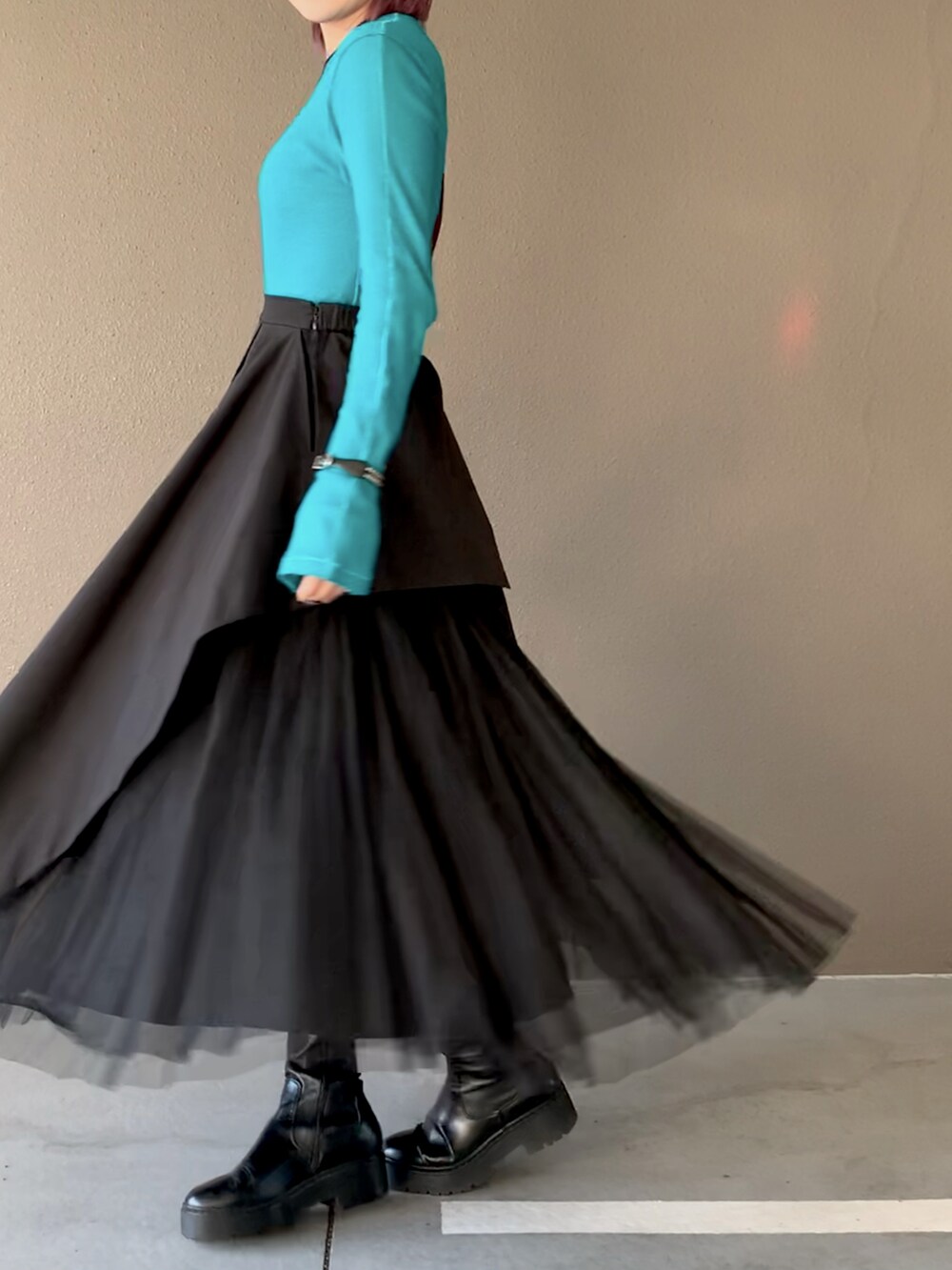 ブラック系のスカート、その他のTシャツ/カットソー、ブラック系のバングル/リストバンドを着用したレディースの秋コーディネートの3枚目の写真