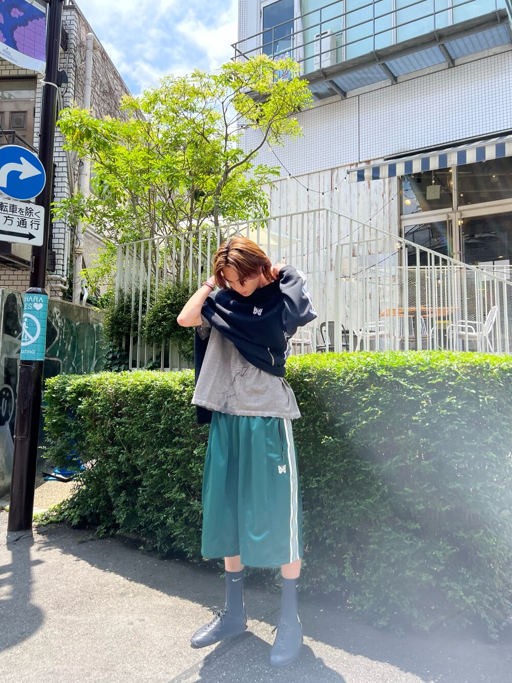 ブラック系のパーカー、グリーン系のパンツ、ベージュ系のTシャツ/カットソーを着用したメンズの夏コーディネートの2枚目の写真