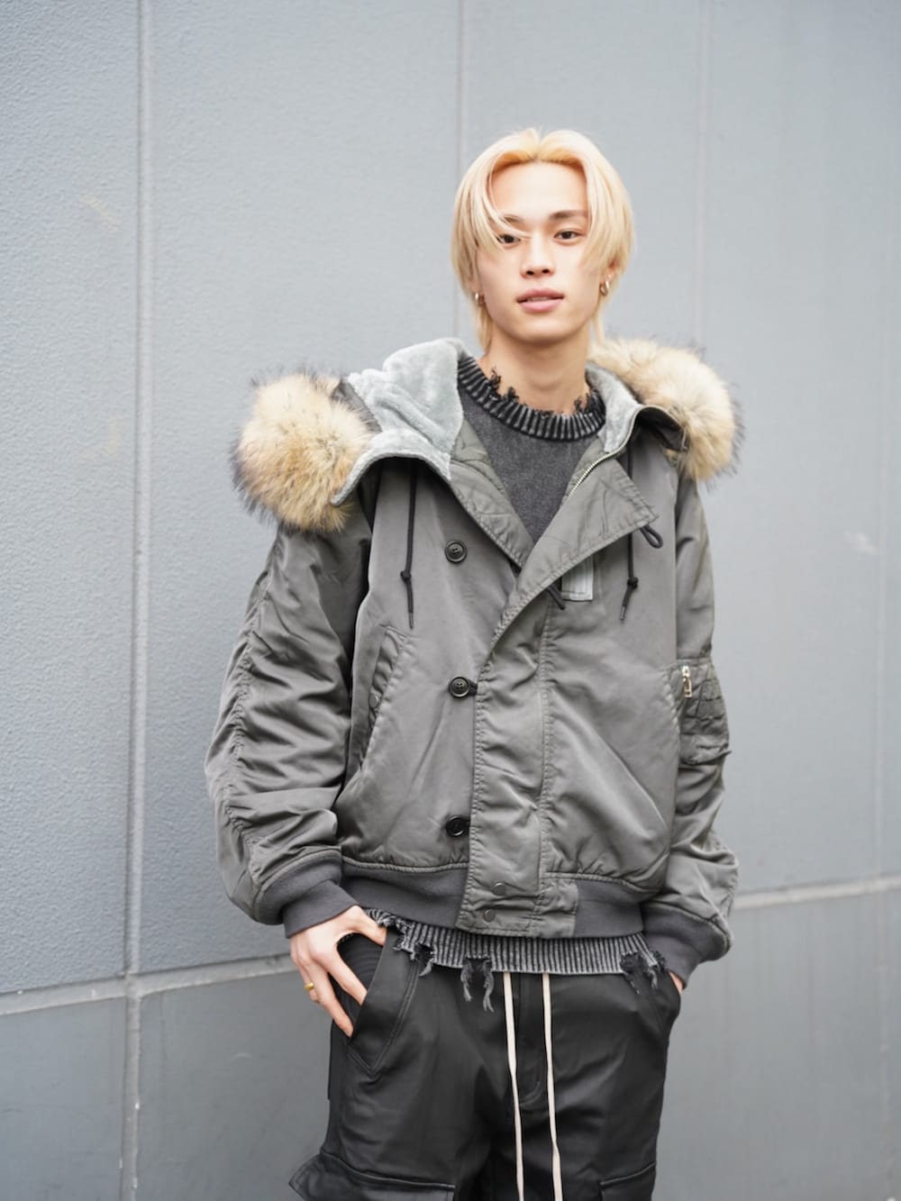 グリーン系のミリタリージャケット、ブラック系のカーゴパンツを着用したメンズの冬コーディネートの2枚目の写真