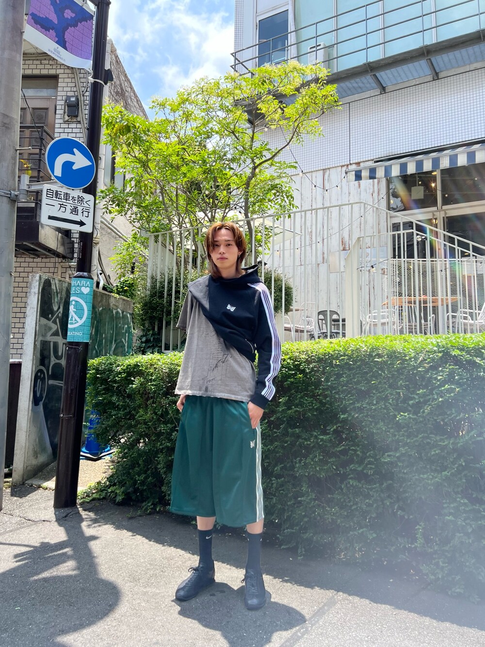 ブラック系のパーカー、グリーン系のパンツ、ベージュ系のTシャツ/カットソーを着用したメンズの夏コーディネートの3枚目の写真
