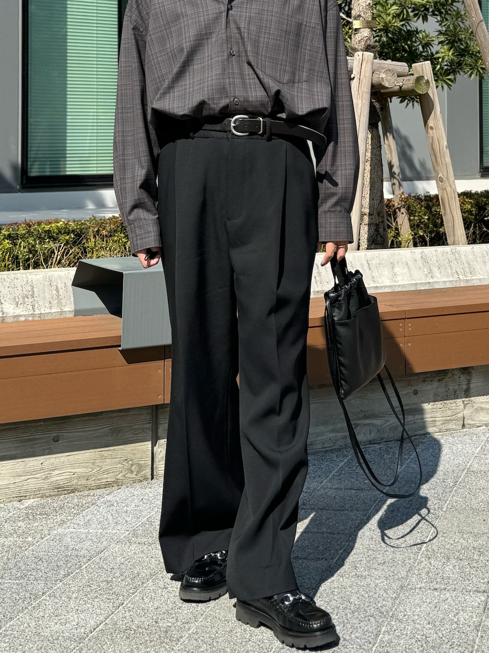 「休日コーデ、お洒落さんとつながりたい、シャツスタイル、チェックシャツ、シャツコーデ、キレイめ、ローファー、フレアパンツ、スラックス、メンズファッション、モノトーンコーデ、いいね、save、フォローお願いします🤑、大人コーデ、春コーデ、LIDnM」｜「sublationsのアイテム（スラックス、ブラック系）」を使った、takumi さん（メンズ・177cm）の春コーディネートの3枚目の写真