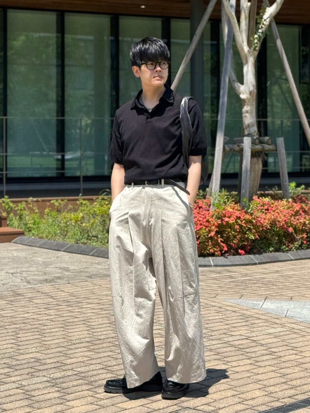 ホワイト系のその他パンツ、ブラック系のローファー、ブラック系のポロシャツを着用したメンズの夏コーディネートの2枚目の写真