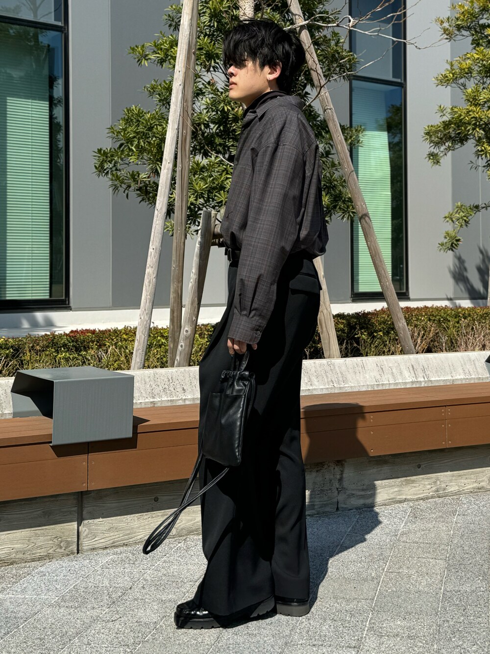 「休日コーデ、お洒落さんとつながりたい、シャツスタイル、チェックシャツ、シャツコーデ、キレイめ、ローファー、フレアパンツ、スラックス、メンズファッション、モノトーンコーデ、いいね、save、フォローお願いします🤑、大人コーデ、春コーデ、LIDnM」｜「sublationsのアイテム（スラックス、ブラック系）」を使った、takumi さん（メンズ・177cm）の春コーディネートの2枚目の写真