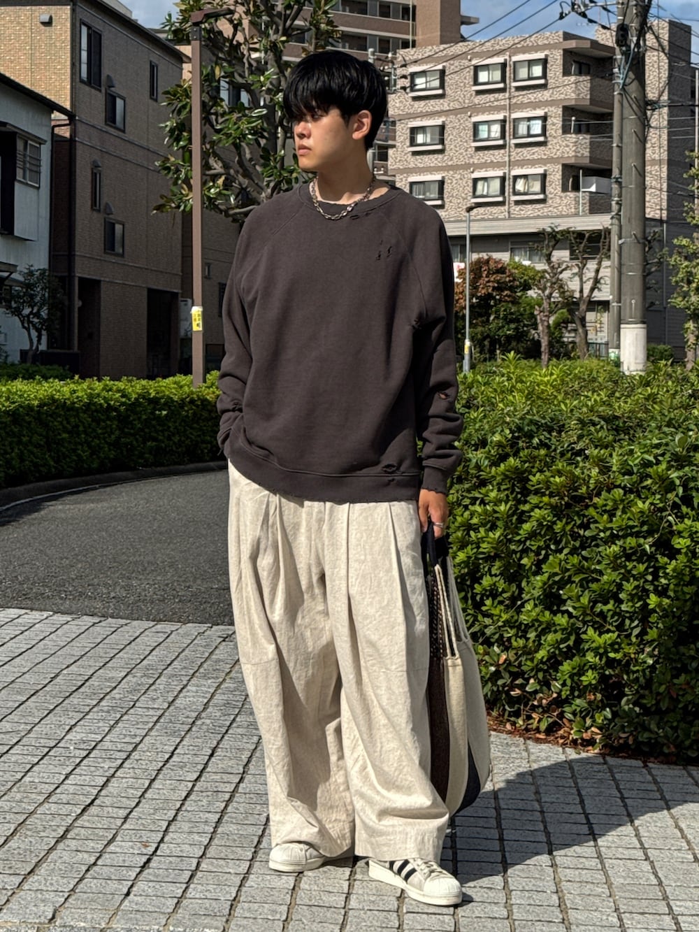 ホワイト系のその他パンツ、グレー系のスウェット、ホワイト系のトートバッグを着用したメンズの秋コーディネートの2枚目の写真