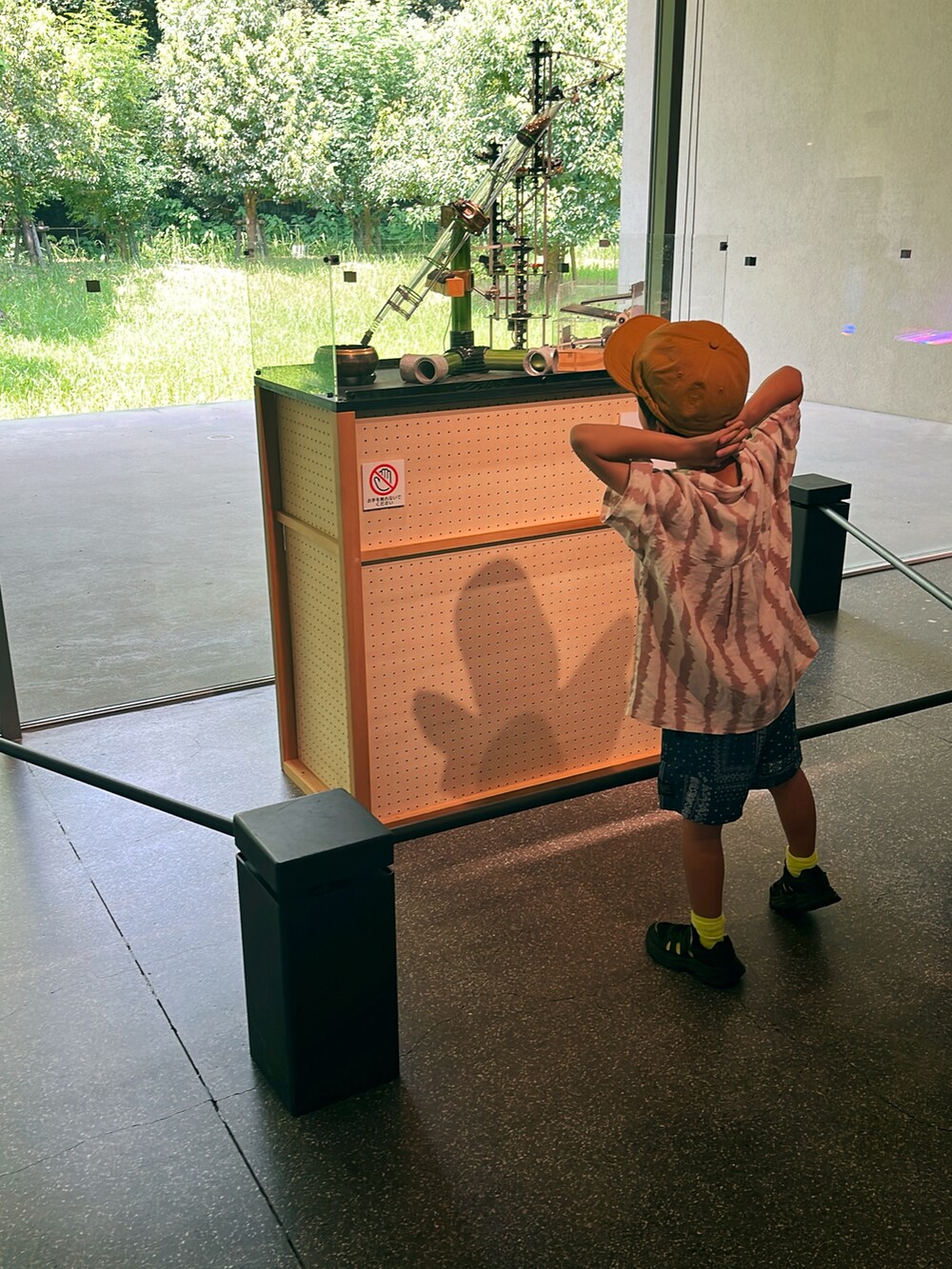 ブルー系のパンツを着用したキッズの夏コーディネートの2枚目の写真