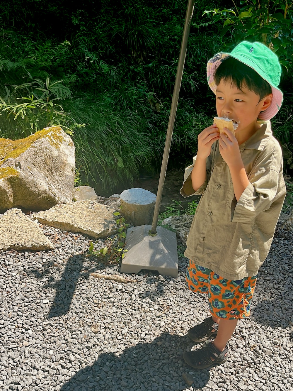 ベージュ系のシャツ/ブラウスを着用したキッズの夏コーディネートの2枚目の写真