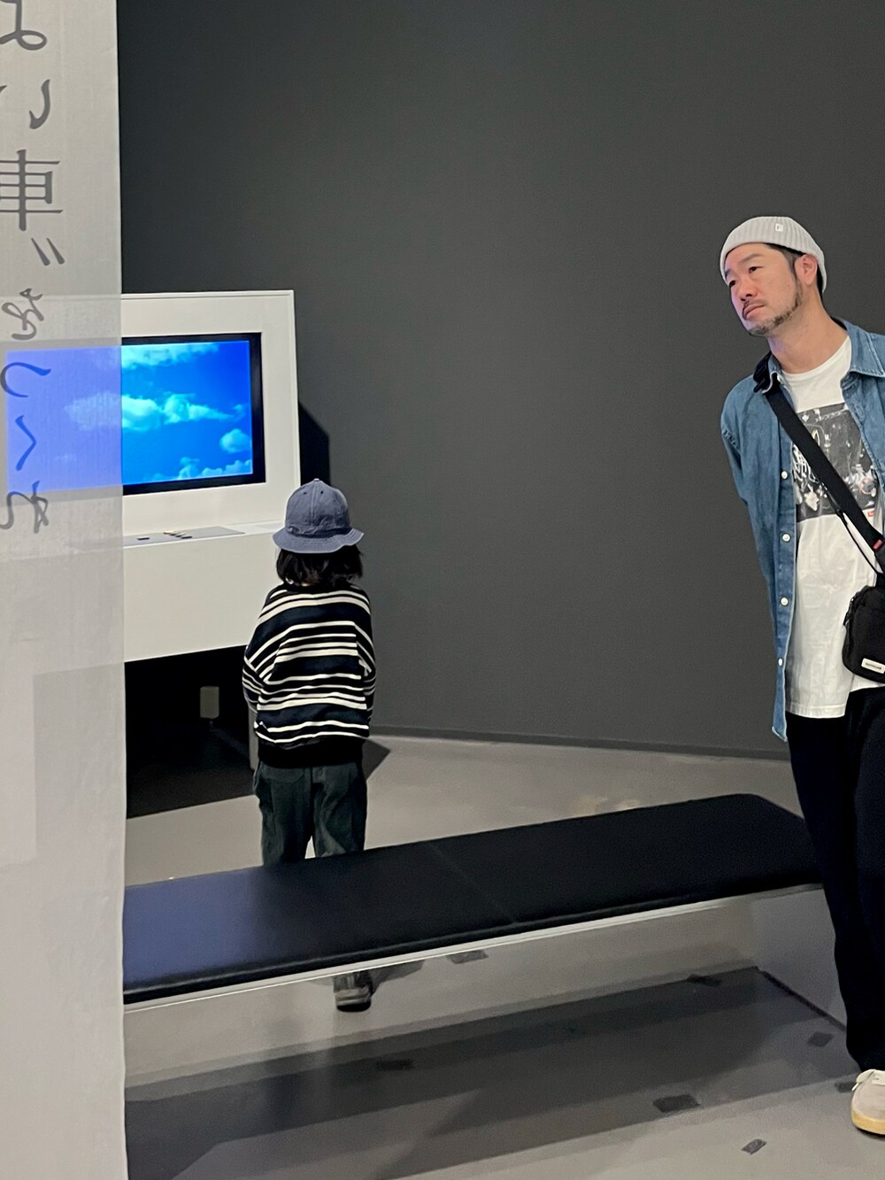 その他のTシャツ/カットソー、グレー系のスニーカー、グリーン系のパンツを着用したキッズの秋コーディネートの2枚目の写真