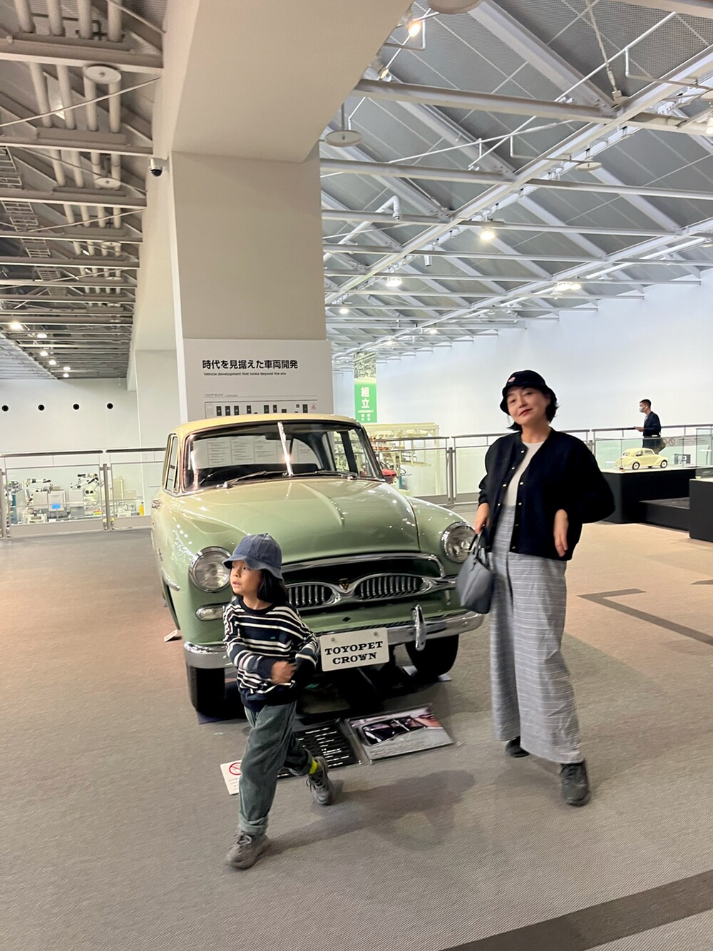 その他のTシャツ/カットソー、グレー系のスニーカー、グリーン系のパンツを着用したキッズの秋コーディネートの3枚目の写真