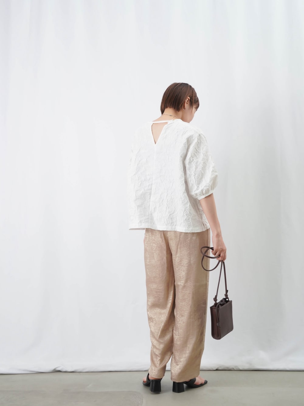 「LUCA/LADY LUCK LUCAのLC/LLL 箔テーパードパンツ / シャイニーイージーパンツ（その他パンツ、ベージュ系）」を使った、KOYAMAさん（レディース・158cm）の夏コーディネートの2枚目の写真