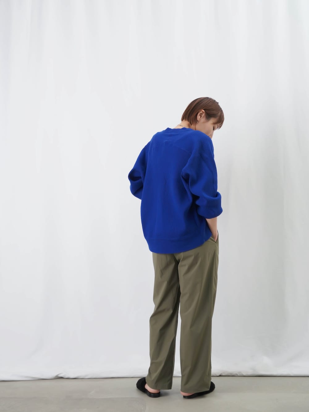 「LUCA/LADY LUCK LUCAのLC/LLL スウェディッシュリブカーディガン / コットンVネックカーディガン（カーディガン/ボレロ、ブルー系）」を使った、KOYAMAさん（レディース・158cm）の夏コーディネートの2枚目の写真