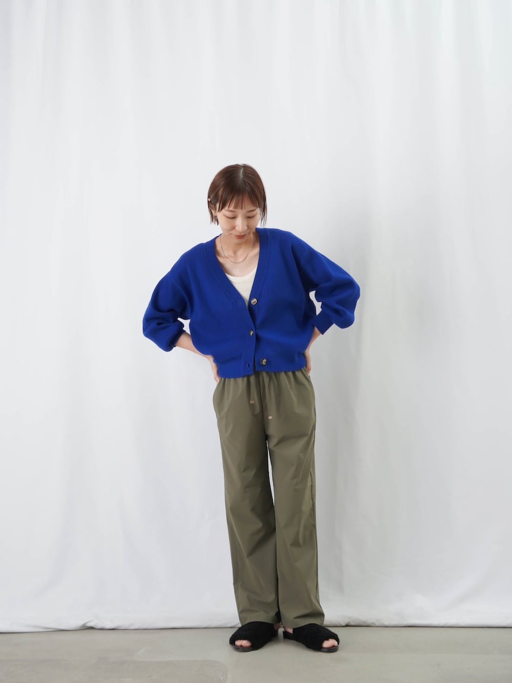 「LUCA/LADY LUCK LUCAのLC/LLL スウェディッシュリブカーディガン / コットンVネックカーディガン（カーディガン/ボレロ、ブルー系）」を使った、KOYAMAさん（レディース・158cm）の夏コーディネートの3枚目の写真