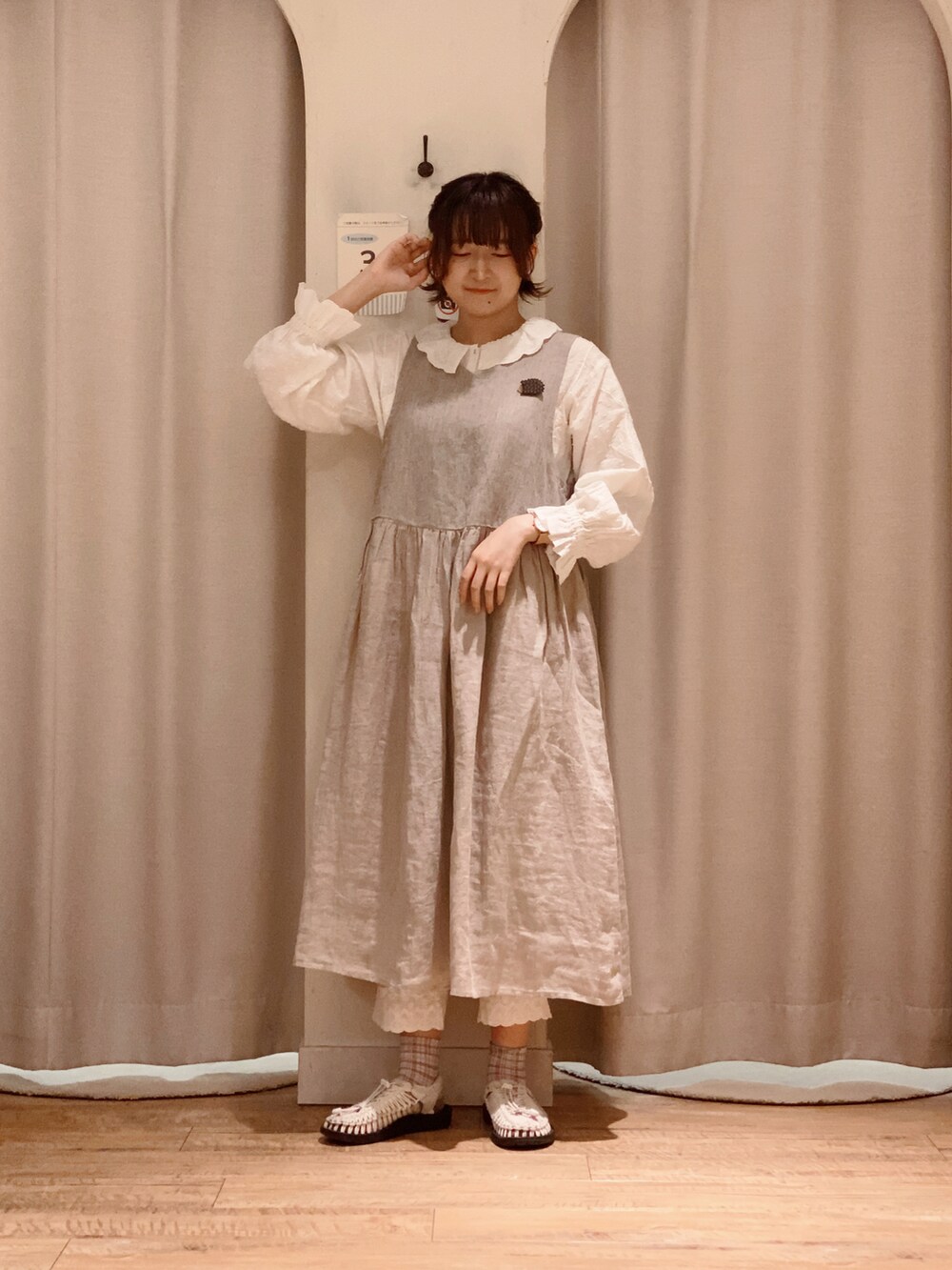 ベージュ系のパンツ、ホワイト系のシャツ/ブラウス、ベージュ系のワンピースを着用したレディースの夏コーディネートの2枚目の写真