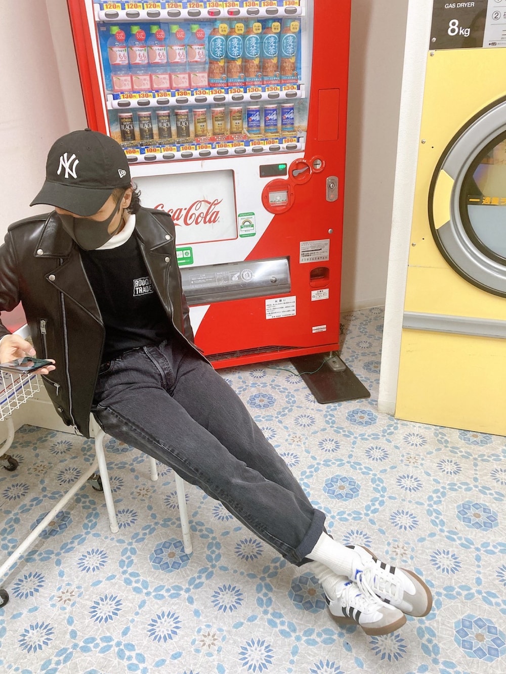 「MOMAのアイテム（キャップ、ブラック系）」を使った、Dr SAKUさん（メンズ・175cm）の冬コーディネートの4枚目の写真