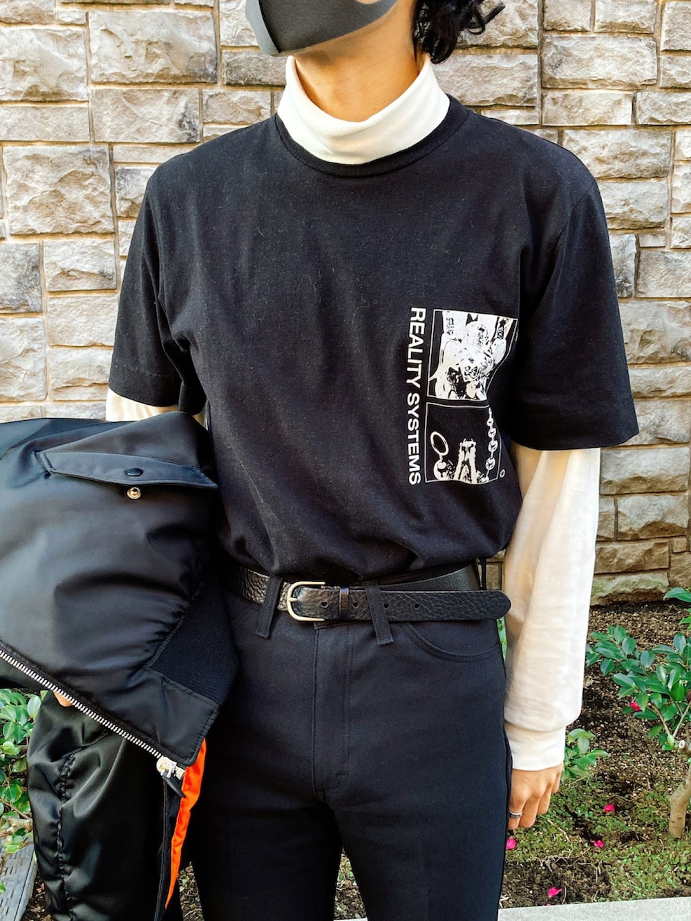 「PRADAのアイテム（MA-1、ブラック系）」を使った、Dr SAKUさん（メンズ・175cm）の冬コーディネートの4枚目の写真