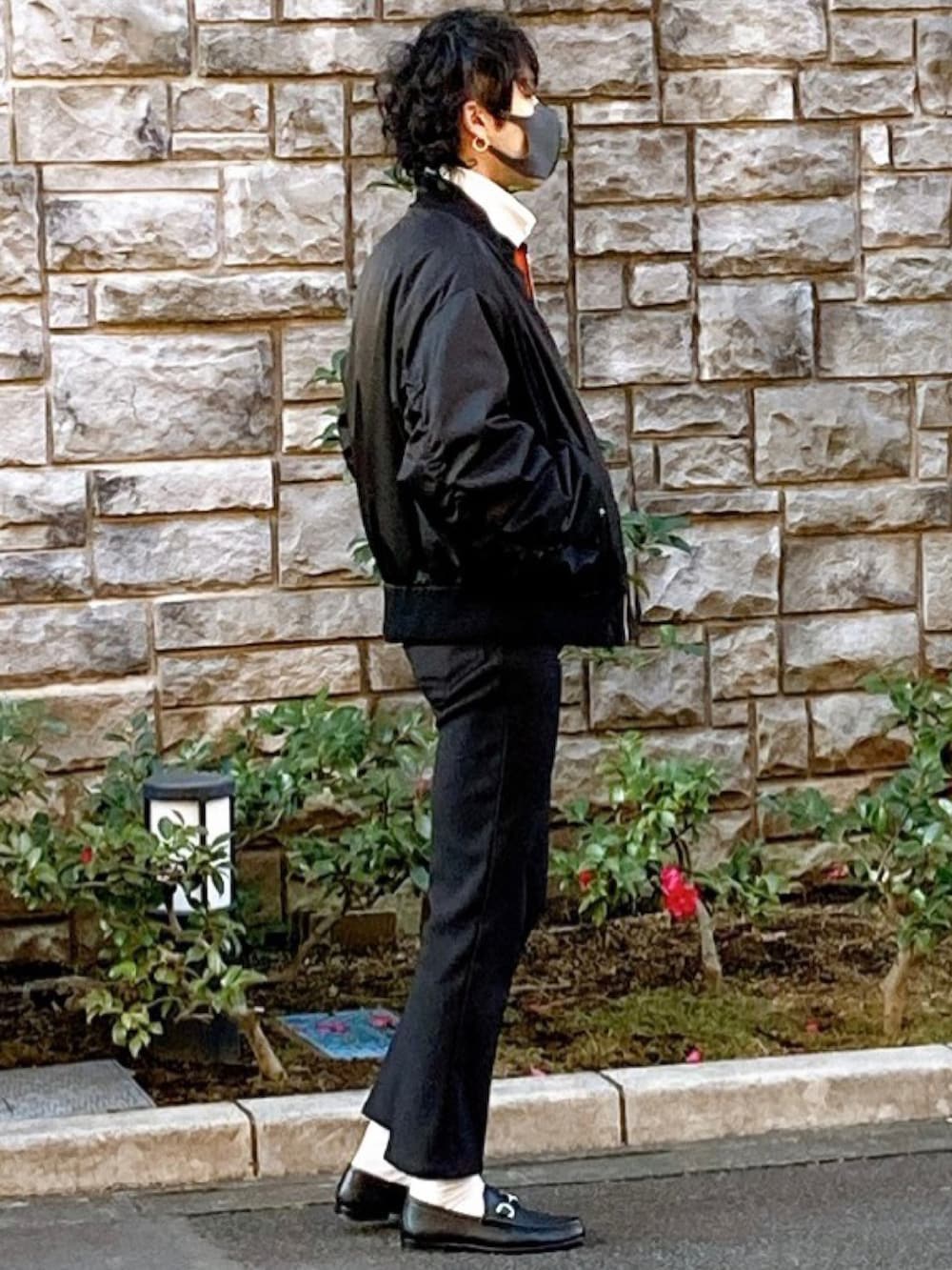 「PRADAのアイテム（MA-1、ブラック系）」を使った、Dr SAKUさん（メンズ・175cm）の冬コーディネートの2枚目の写真