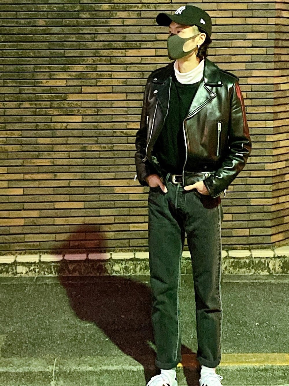 「MOMAのアイテム（キャップ、ブラック系）」を使った、Dr SAKUさん（メンズ・175cm）の冬コーディネートの2枚目の写真