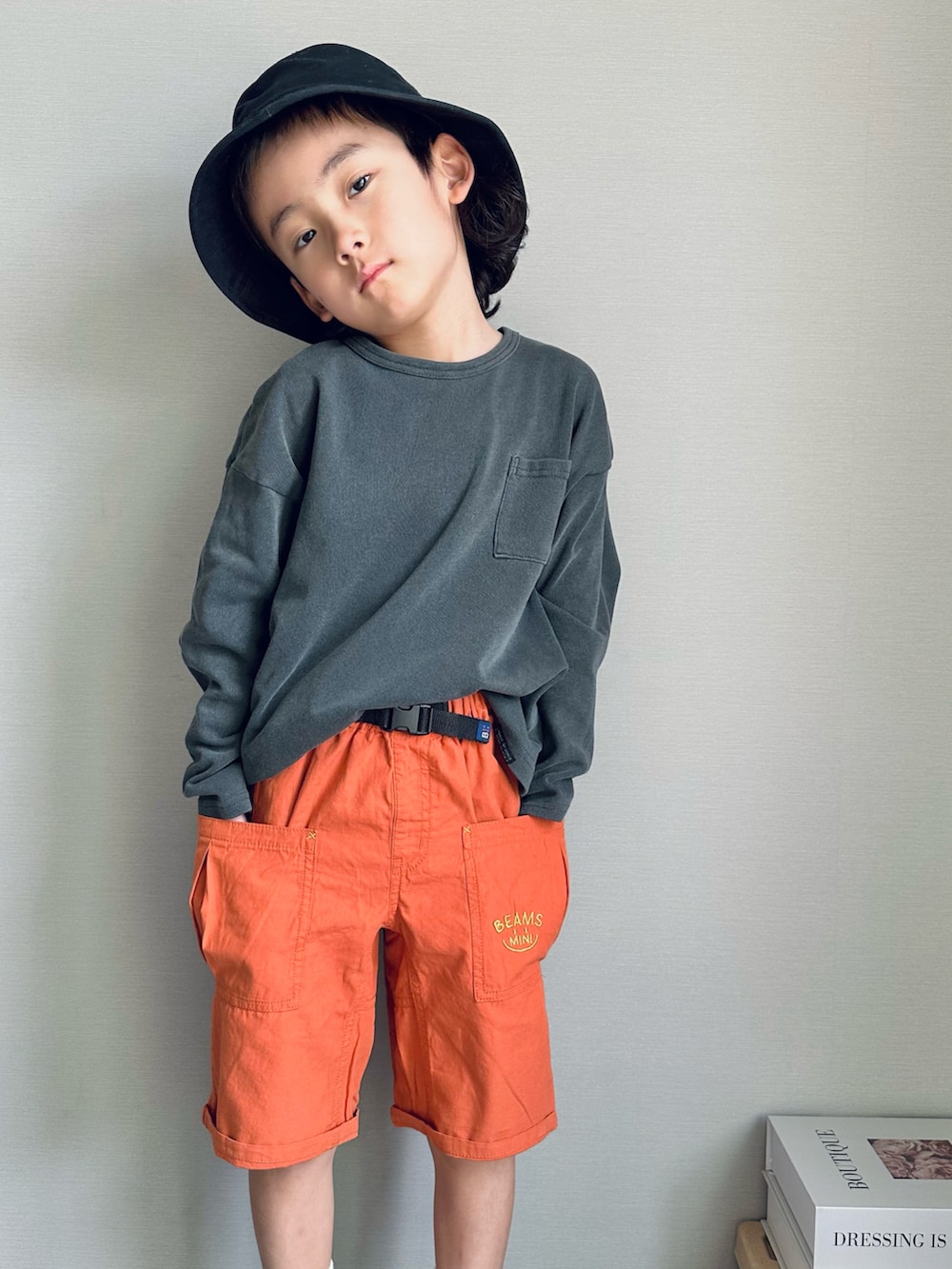 オレンジ系のその他パンツ、グレー系のTシャツ/カットソー、ホワイト系のスニーカーを着用したキッズの春コーディネートの4枚目の写真