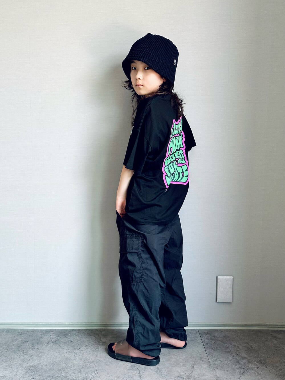 ブラック系のTシャツ/カットソー、ブラック系のパンツ、ブラック系のサンダルを着用したキッズの夏コーディネートの4枚目の写真