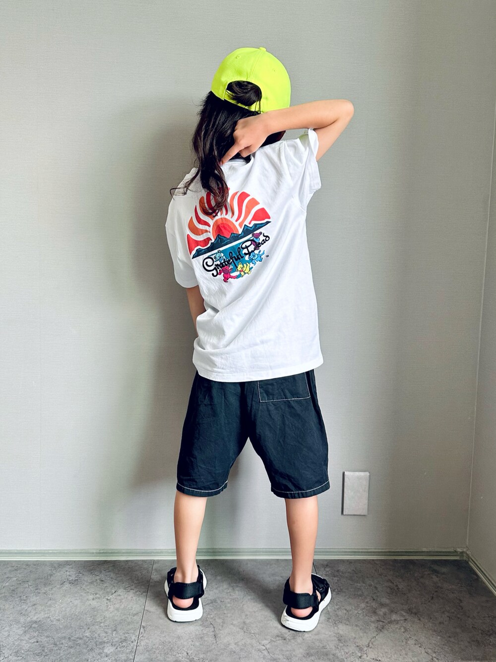 ホワイト系のTシャツ/カットソー、グリーン系のキャップを着用したキッズの夏コーディネートの3枚目の写真