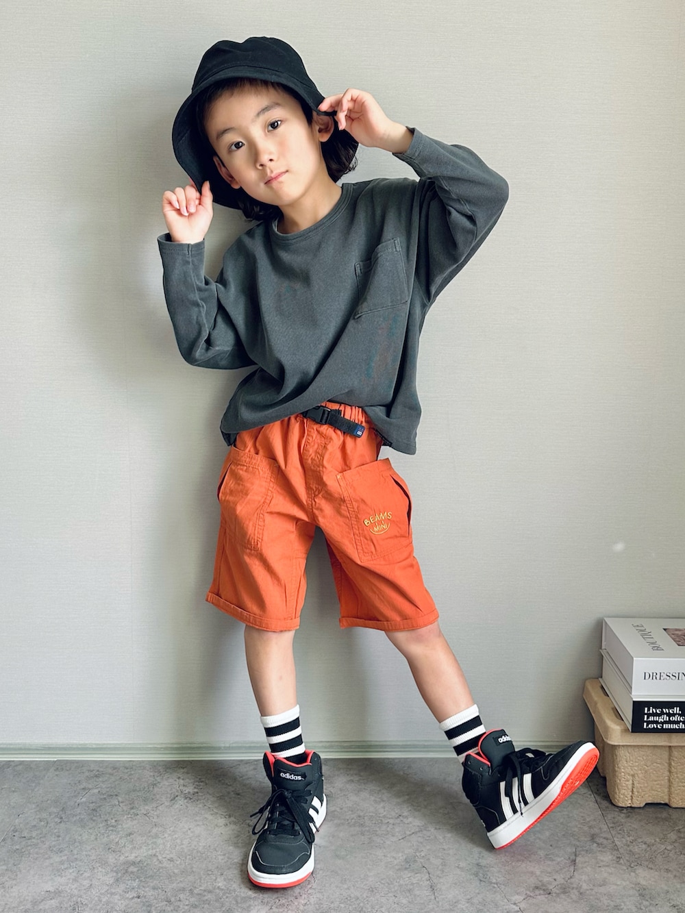 オレンジ系のその他パンツ、グレー系のTシャツ/カットソー、ホワイト系のスニーカーを着用したキッズの春コーディネートの3枚目の写真