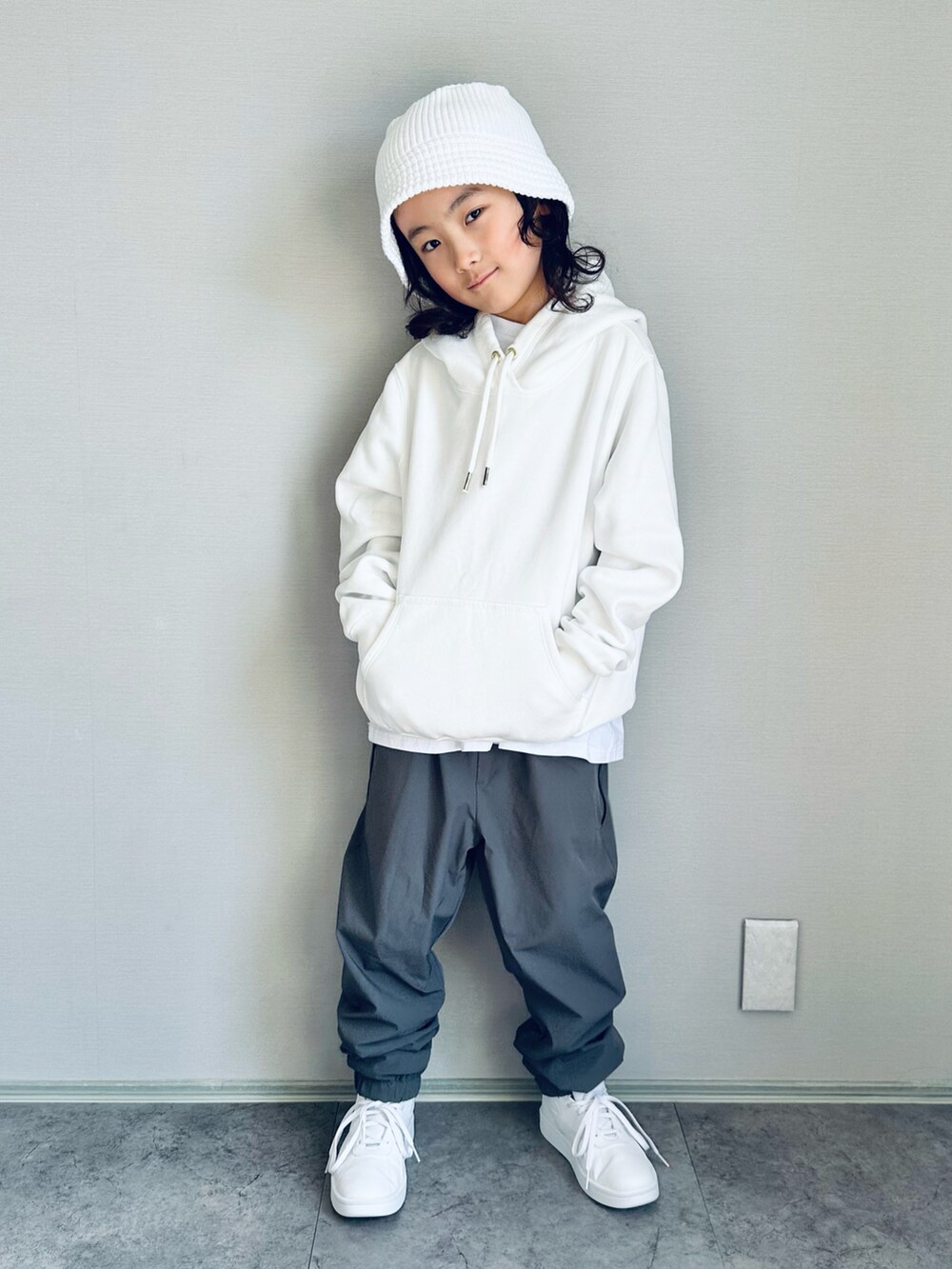 ホワイト系のTシャツ/カットソー、ホワイト系のトップス、グレー系のパンツを着用したキッズの冬コーディネートの2枚目の写真