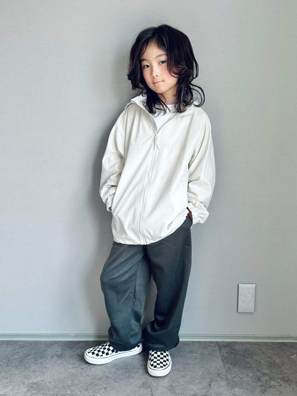 「春のおしゃ見えテクニック、ストリート、スウェット、スポーツミックス、スリッポン、春服みてみて、ジャケットスタイル、春アウター、カジュアルコーデ、シンプルコーデ、スニーカー、お出かけコーデ、休日スタイル」｜「ZI-ONのワイドスウェットパンツ（スウェットパンツ、グレー系）」を使った、oh-chanさん（キッズ・123cm）の春コーディネートの2枚目の写真