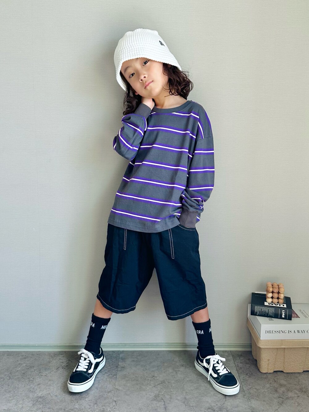 グレー系のTシャツ/カットソー、ブラック系のスニーカー、ホワイト系のハットを着用したキッズの秋コーディネートの3枚目の写真