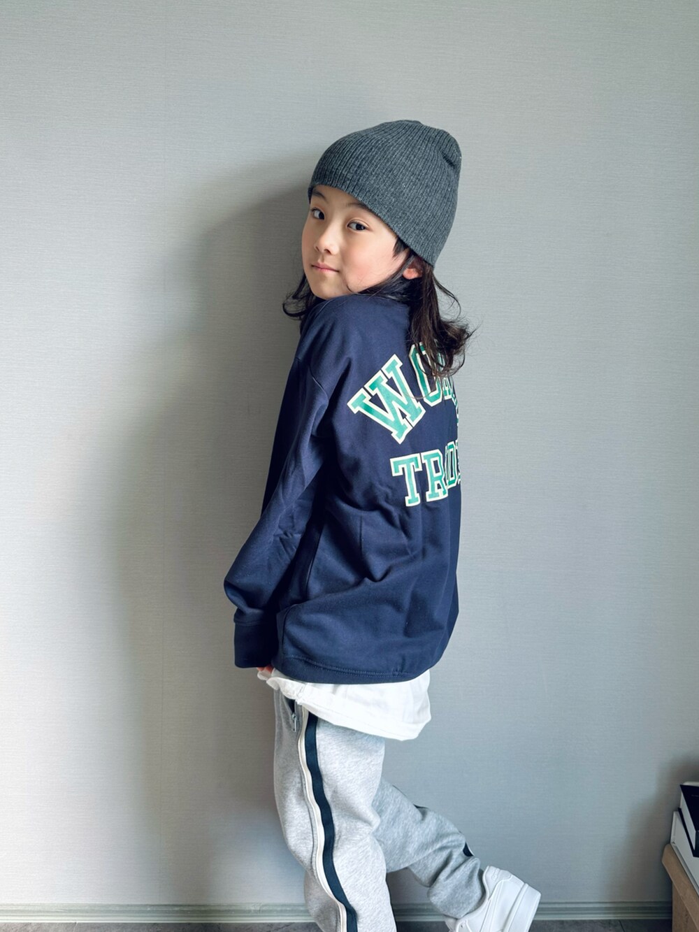 ブルー系のスウェット、グレー系のパンツ、ホワイト系のスニーカーを着用したキッズの秋コーディネートの5枚目の写真