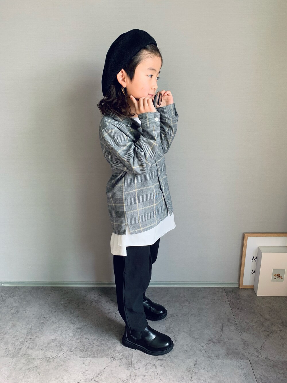 グレー系のシャツ/ブラウス、ブラック系のパンツ、ブラック系のブーツを着用したキッズの春コーディネートの3枚目の写真