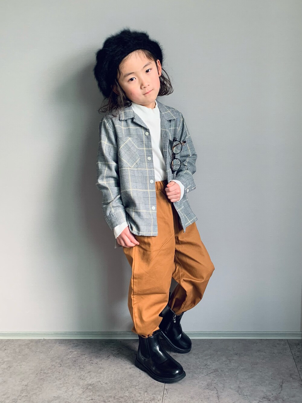 グレー系のシャツ/ブラウス、イエロー系のチノパンツ、ブラック系のブーツを着用したキッズの春コーディネートの2枚目の写真