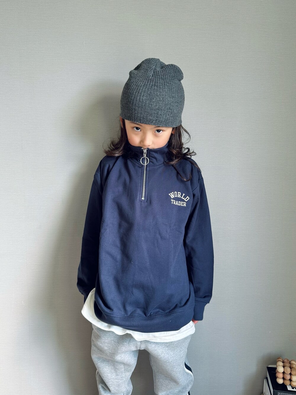 ブルー系のスウェット、グレー系のパンツ、ホワイト系のスニーカーを着用したキッズの秋コーディネートの4枚目の写真