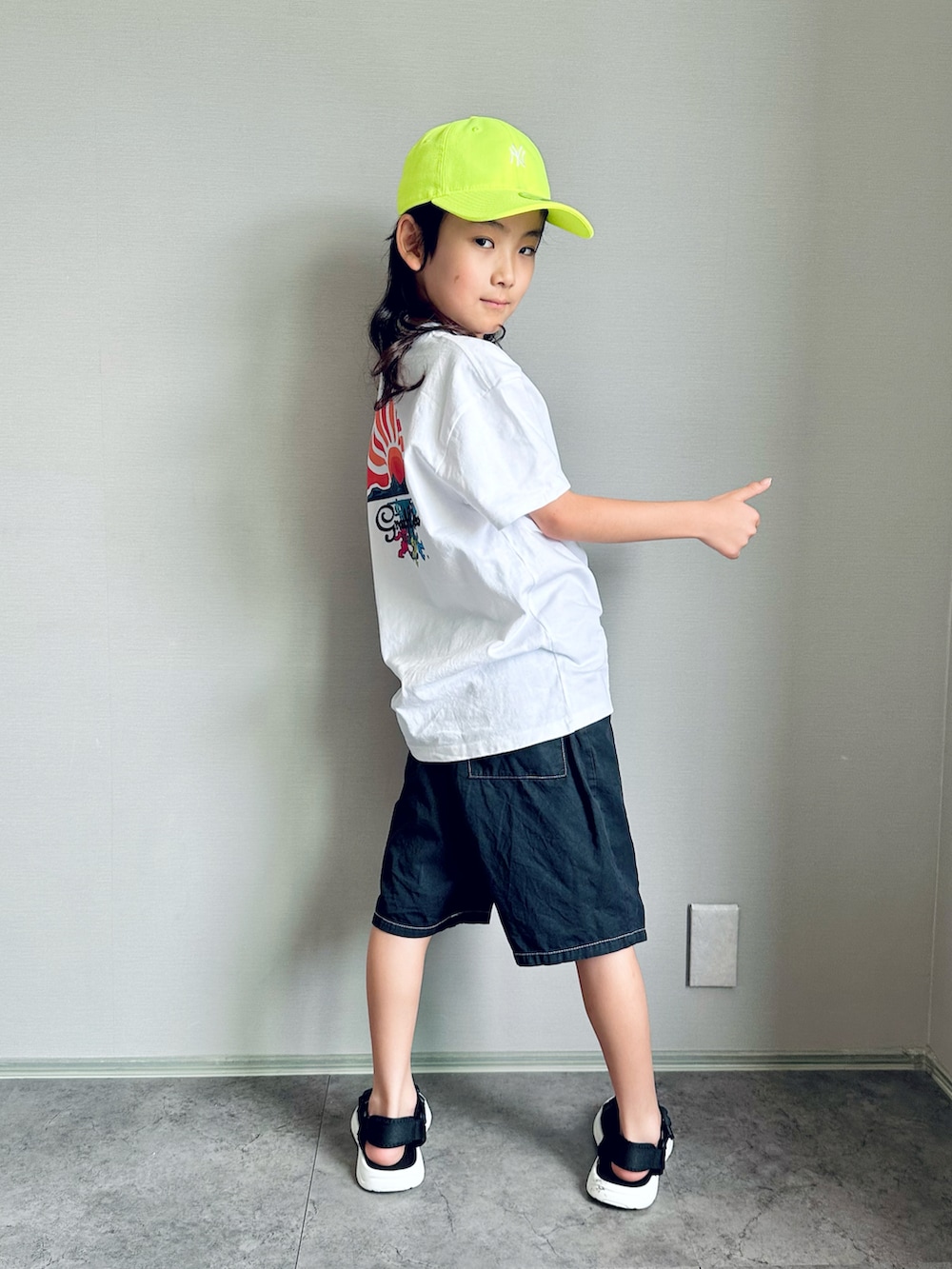 ホワイト系のTシャツ/カットソー、グリーン系のキャップを着用したキッズの夏コーディネートの2枚目の写真