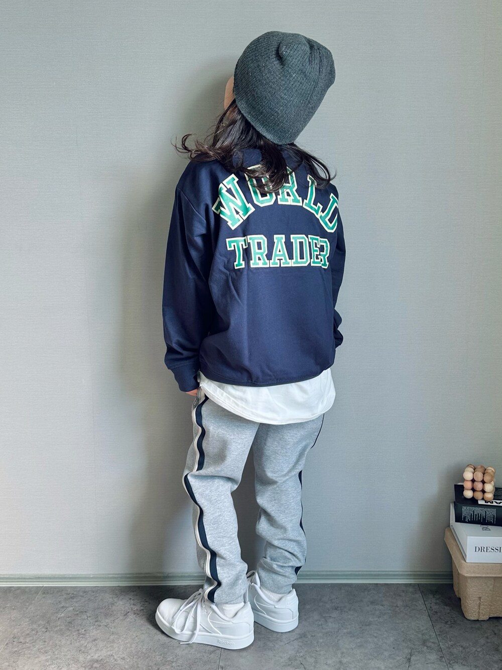 ブルー系のスウェット、グレー系のパンツ、ホワイト系のスニーカーを着用したキッズの秋コーディネートの3枚目の写真