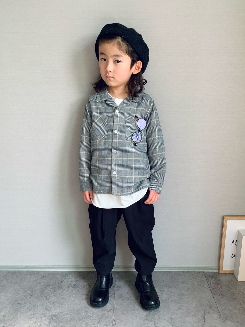 グレー系のシャツ/ブラウス、ブラック系のパンツ、ブラック系のブーツを着用したキッズの春コーディネートの2枚目の写真