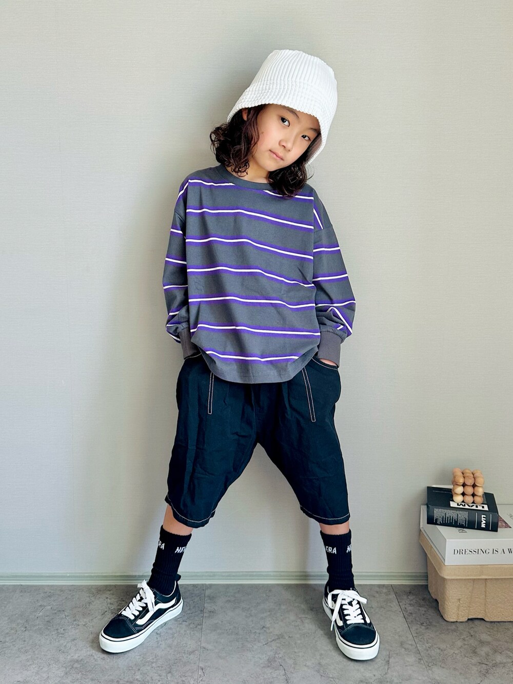 グレー系のTシャツ/カットソー、ブラック系のスニーカー、ホワイト系のハットを着用したキッズの秋コーディネートの4枚目の写真