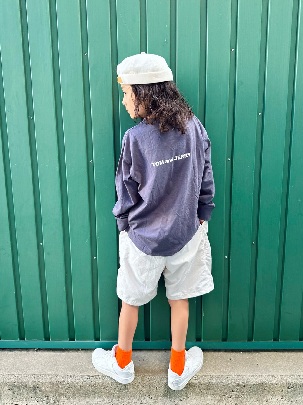 グレー系のTシャツ/カットソー、ホワイト系のパンツ、ホワイト系のスニーカーを着用したキッズの秋コーディネートの2枚目の写真