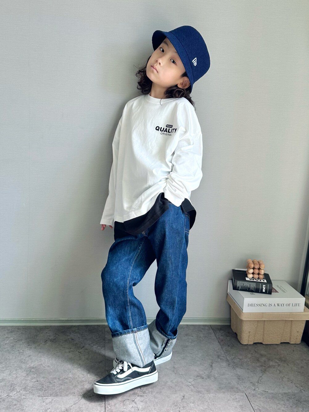 ホワイト系のTシャツ/カットソー、ブラック系のスニーカー、ブルー系のデニムパンツを着用したキッズの秋コーディネートの4枚目の写真